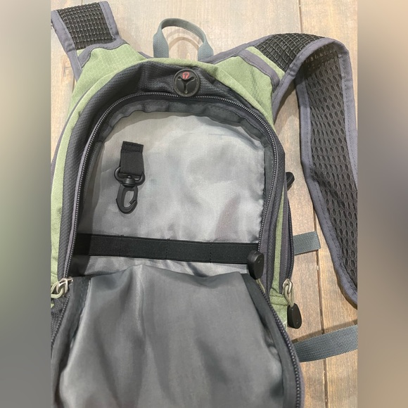 High Sierra Green & Gray Airmesh Back Lightweight Hiking Adjustable Backpack 18” - Picture 3 of 8